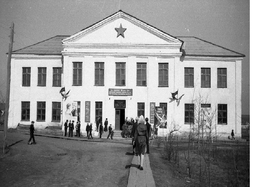Здание Большеигнатовской школы 1960 года постройки.