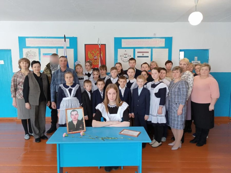В Старочамзинской  школе в торжественной обстановке состоялось открытие "Парты Героя", посвящённое выпускнику школы Ерзамаеву Евгению Анатольевичу.