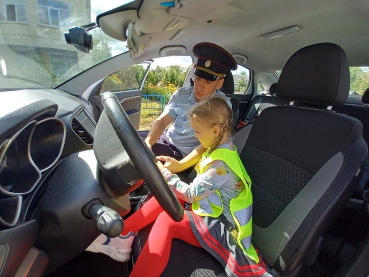 Сотрудники Госавтоинспекции провели занятие по дорожной безопасности в детском саду.