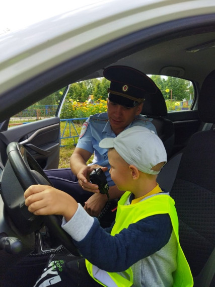 Сотрудники Госавтоинспекции провели занятие по дорожной безопасности в детском саду.
